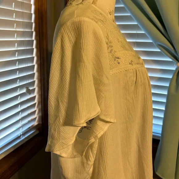 Torrid Washable Crinkle Gauze Flutter Sleeve Lace Mix Top - Picture 5 of 8